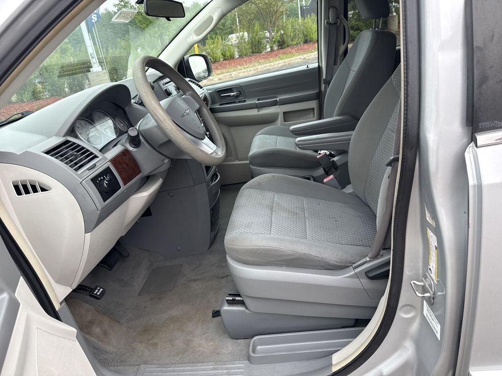 2010 Chrysler Town & Country LX