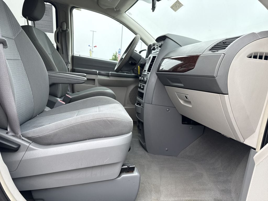 2010 Chrysler Town & Country LX