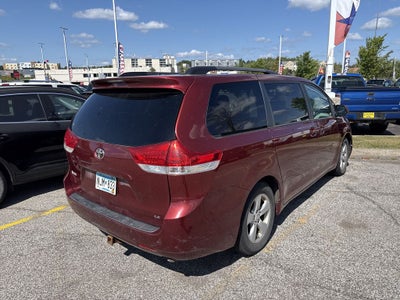 2013 Toyota Sienna LE 8 Passenger